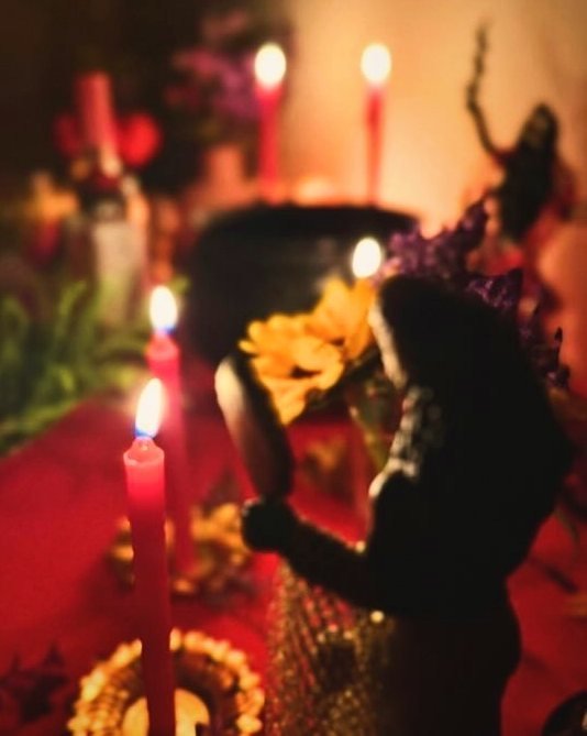 Detalhe de vela acesa no altar